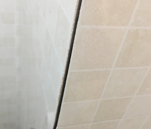 恒山瓷砖空鼓维修公司分享阳台瓷砖脱落的修复过程可以分为以下几个步骤