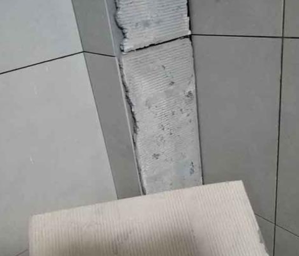 恒山瓷砖空鼓维修公司分享下厨房瓷砖脱落的补救措施。